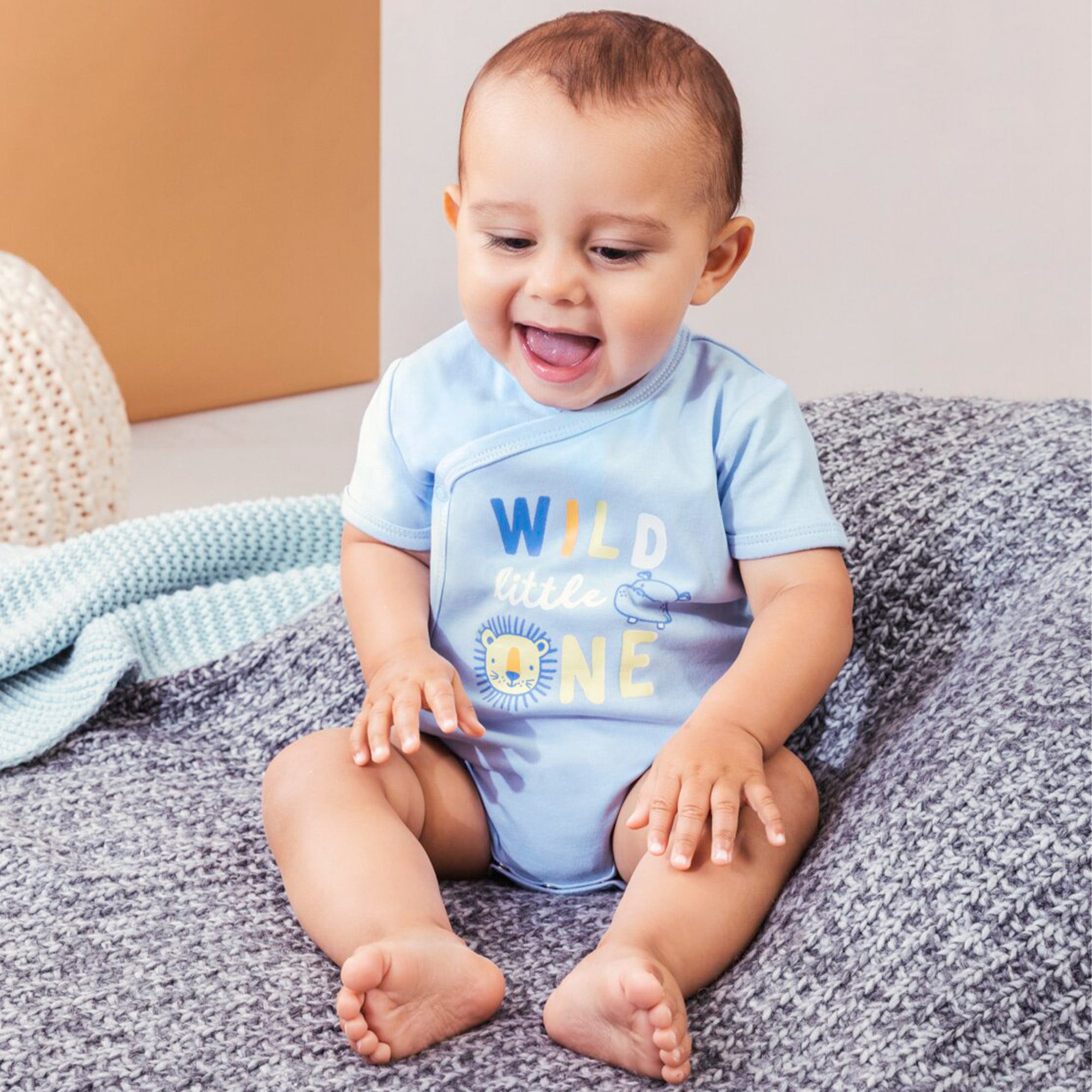 Baby-Jungen-Wickelbody mit Frontaufdruck