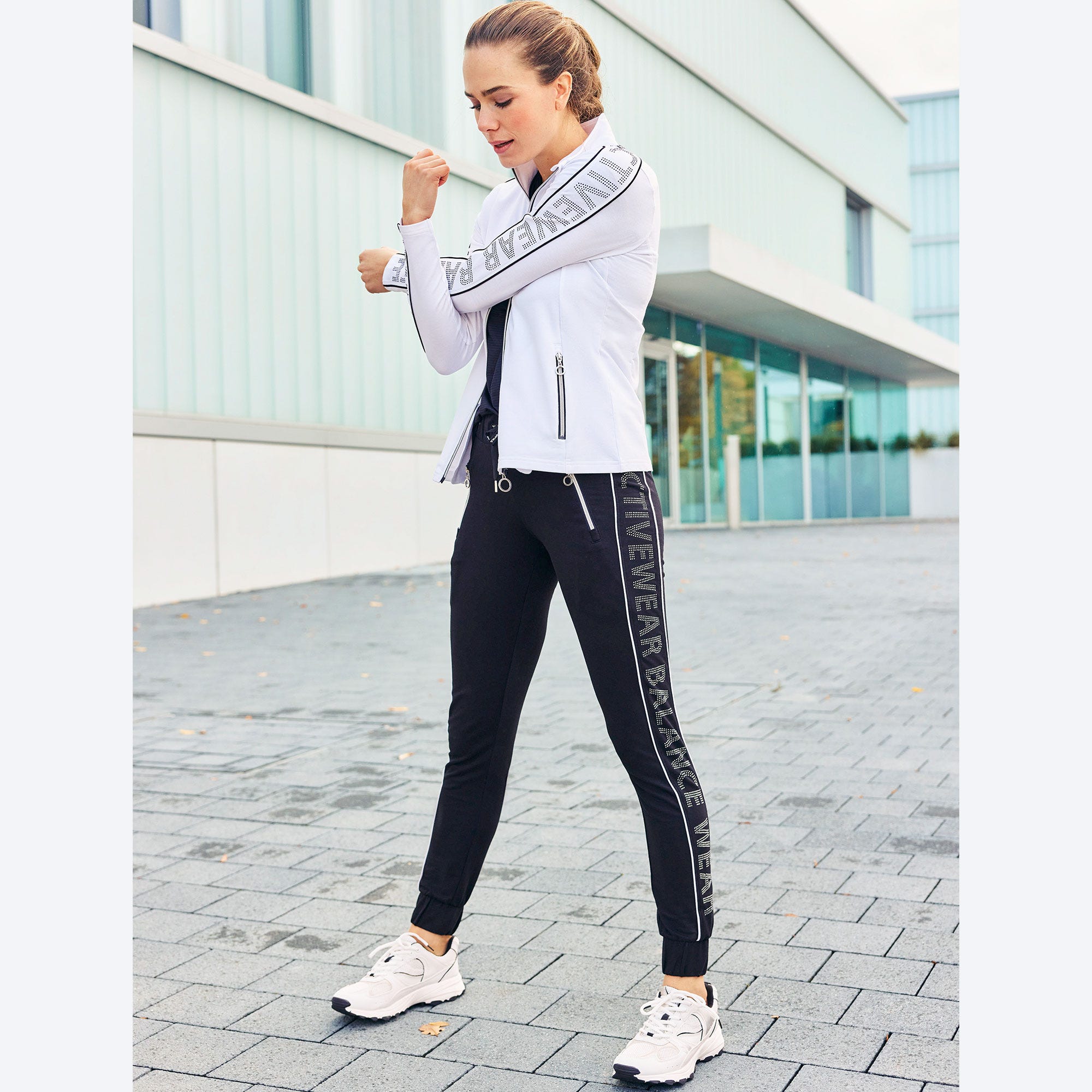 Damen-Sporthose mit Strasssteinen