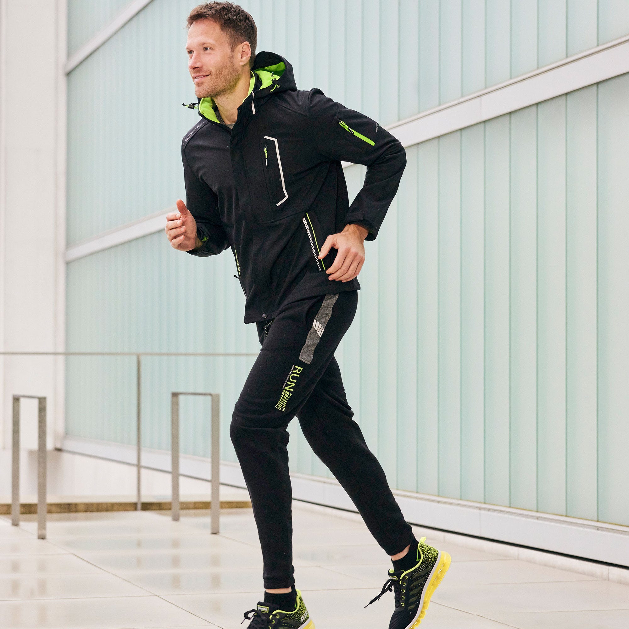 Herren-Trainingshose mit Kontrast-Einsätzen